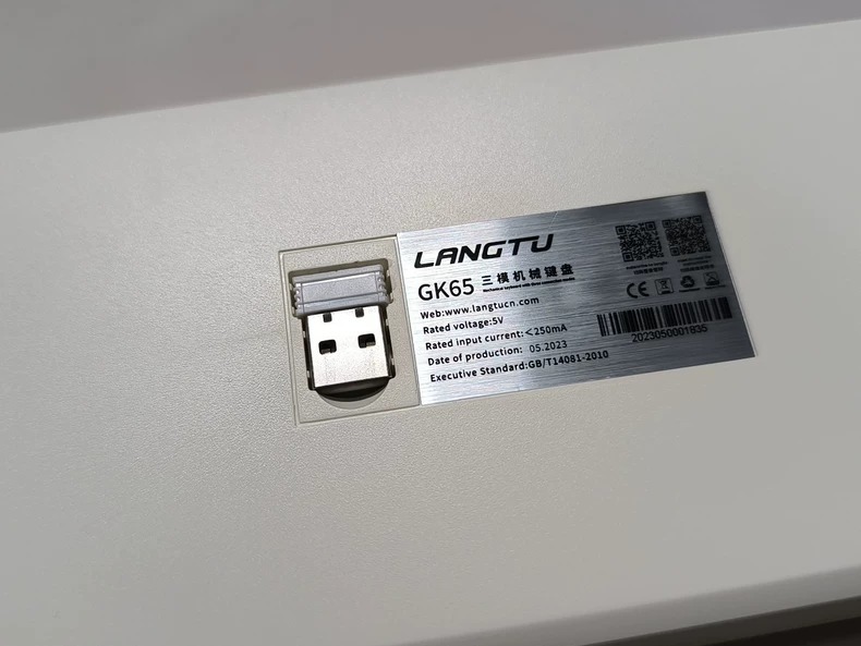 狼途LANGTU GK65 三模机械键盘 蓝牙+2.4G+有线 支持WIN+IOS 有炫彩背光 可自拆键帽 金轴 不适合文字使用者 更适合游戏爱好者 无盒 无配